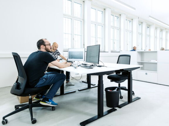 Coworking-Desk mit professioneller Infrastruktur